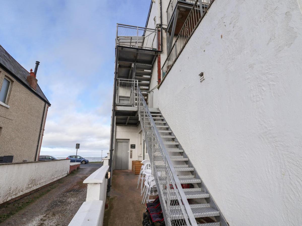 Ty Canol Rhyl Esterno foto